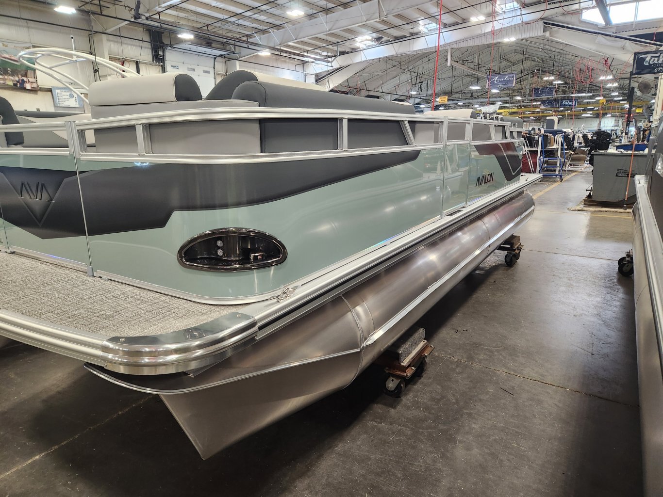 2026 Avalon Venture 21' Quad Lounger – Koolfab Charcoal | Platinum Edition