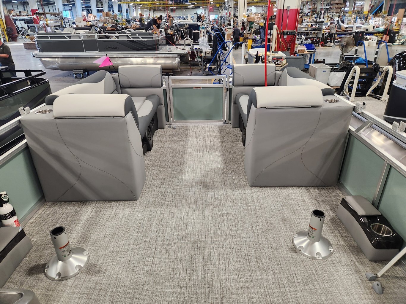 2026 Avalon Venture 21' Quad Lounger – Koolfab Charcoal | Platinum Edition