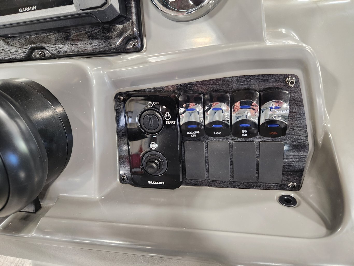 2026 Avalon Venture 21' Quad Lounger – Koolfab Charcoal | Platinum Edition