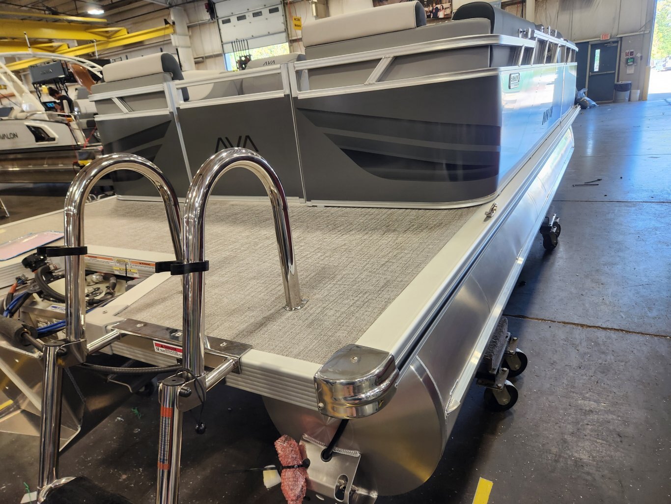 2026 Avalon Venture 21' Quad Lounger – Koolfab Charcoal | Platinum Edition