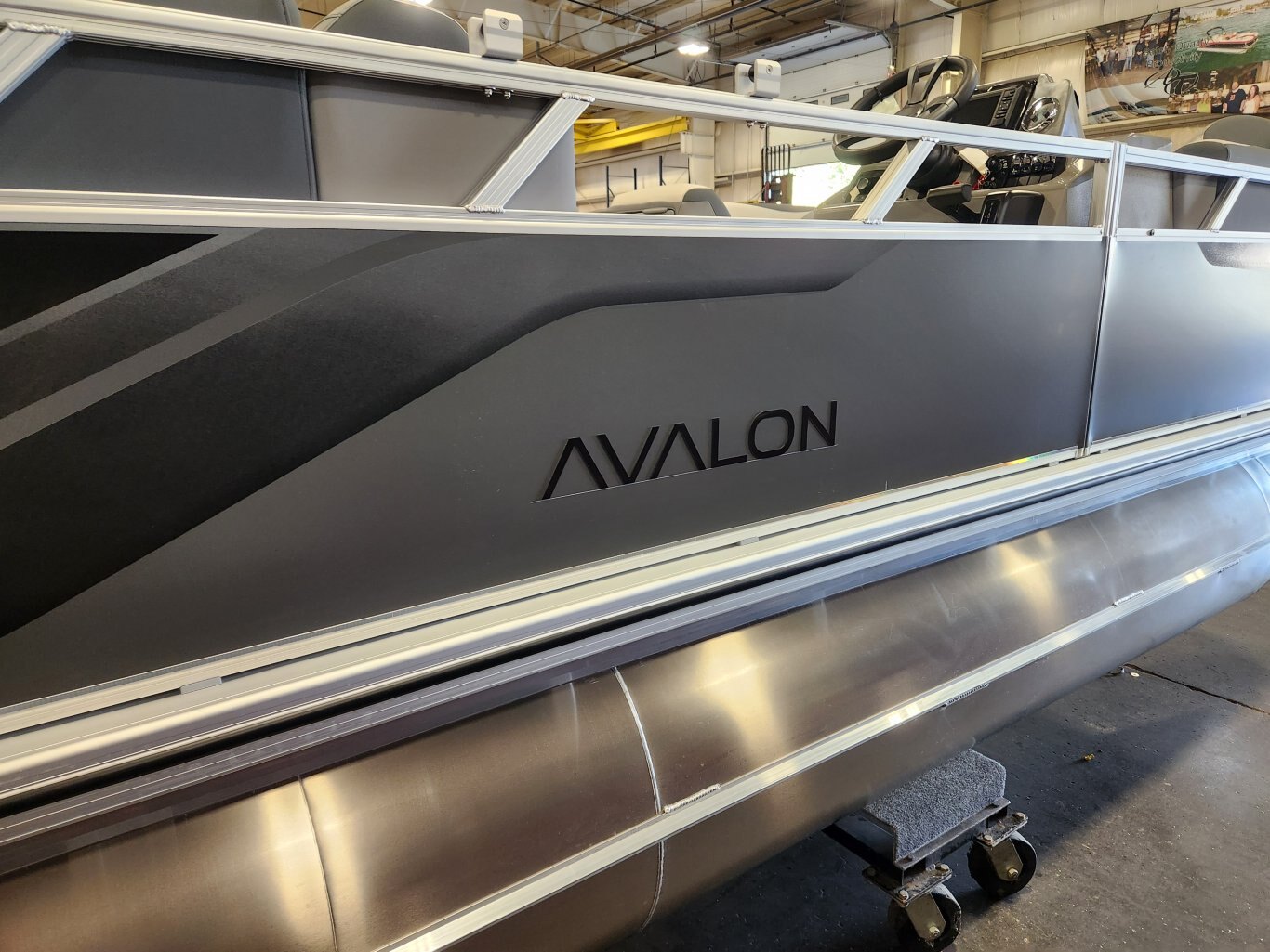 2026 Avalon Venture 21' Quad Lounger – Koolfab Charcoal | Platinum Edition