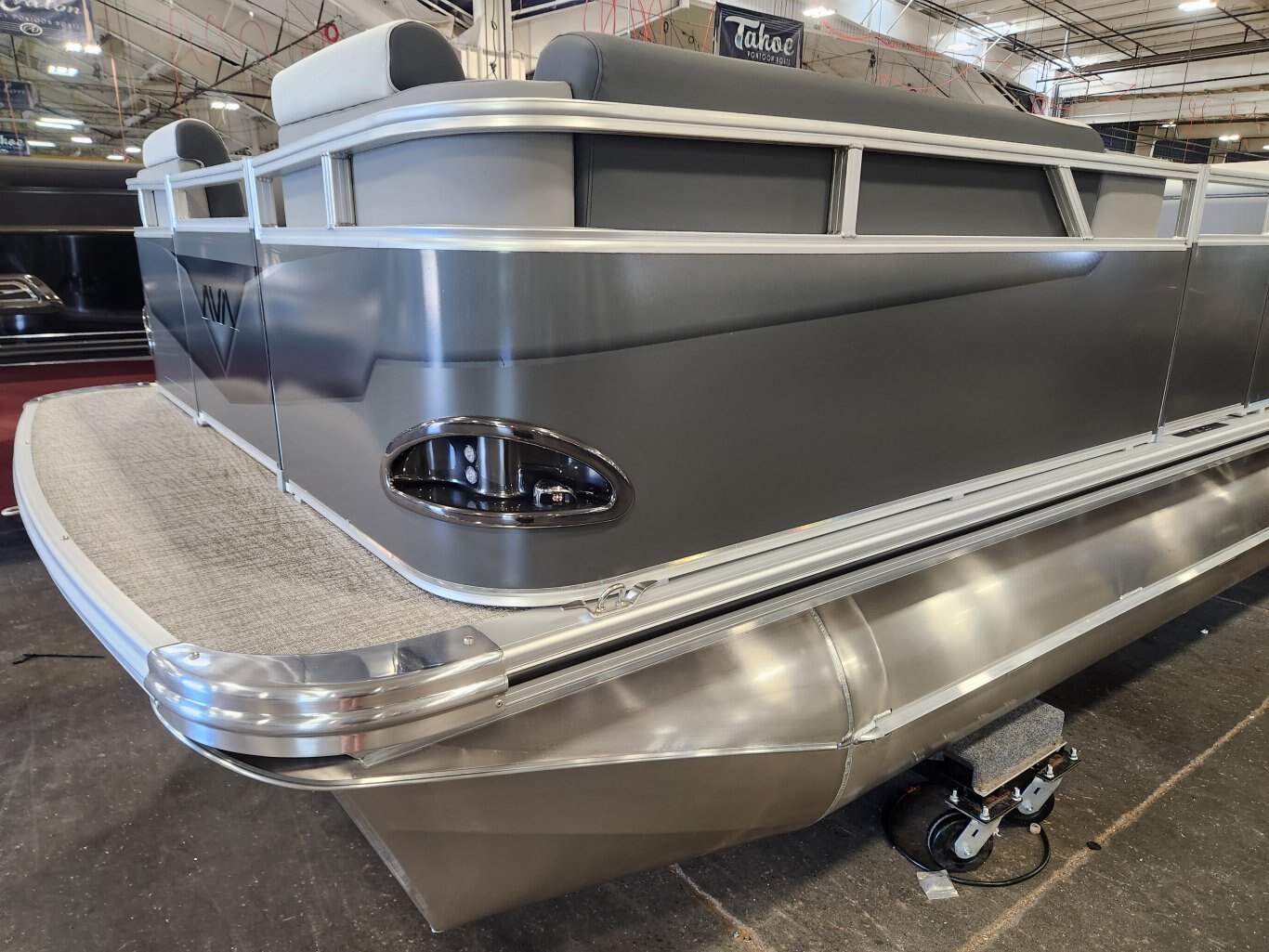 2026 Avalon Venture 21' Quad Lounger – Koolfab Charcoal | Platinum Edition