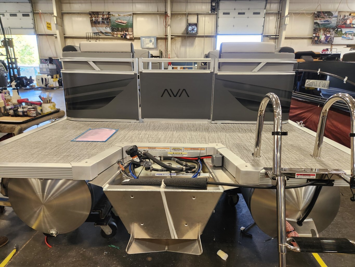 2026 Avalon Venture 21' Quad Lounger – Koolfab Charcoal | Platinum Edition