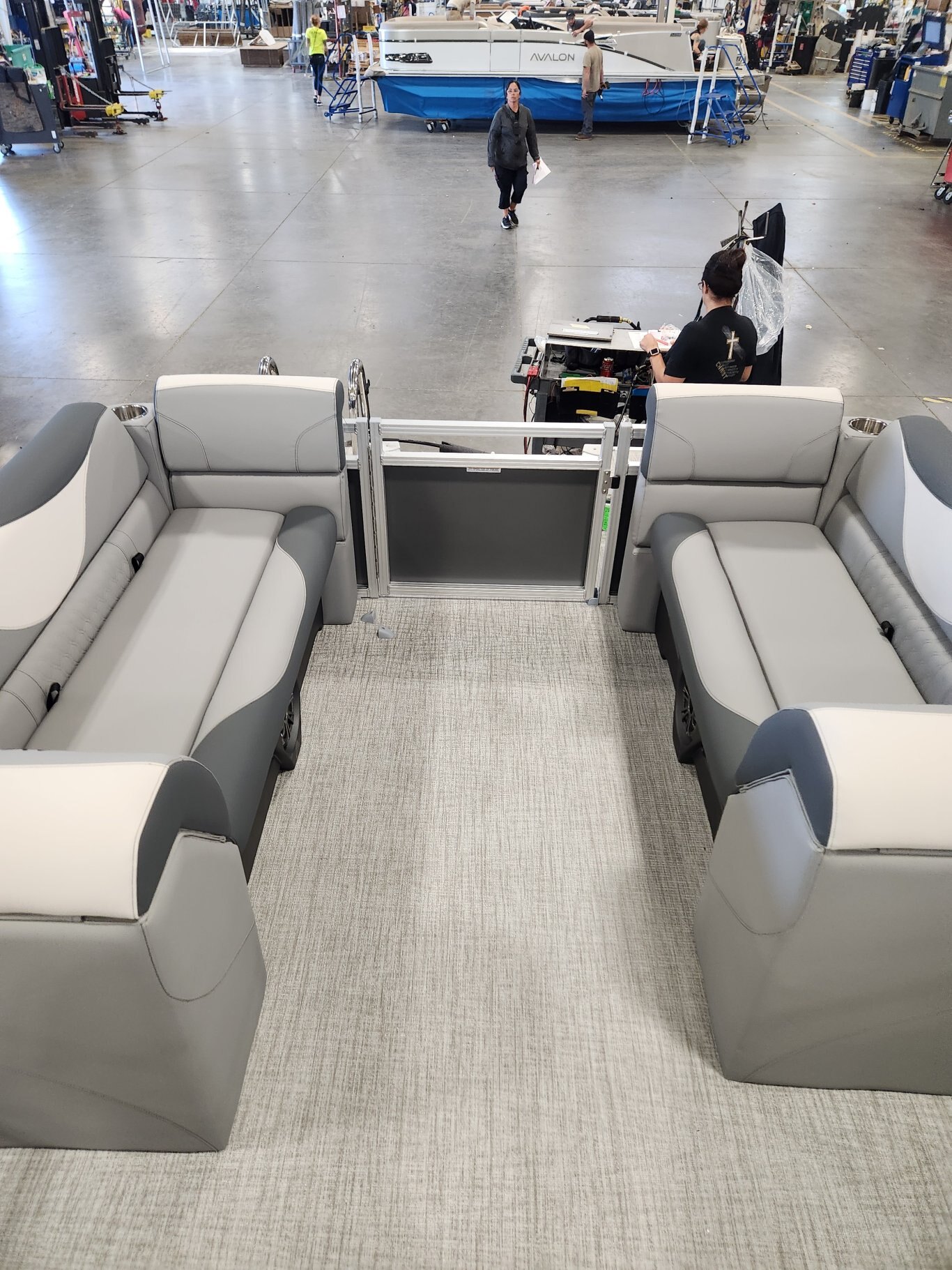 2026 Avalon Venture 21' Quad Lounger – Koolfab Charcoal | Platinum Edition