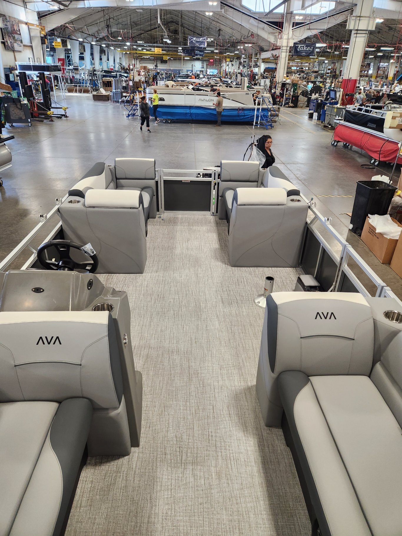 2026 Avalon Venture 21' Quad Lounger – Koolfab Charcoal | Platinum Edition