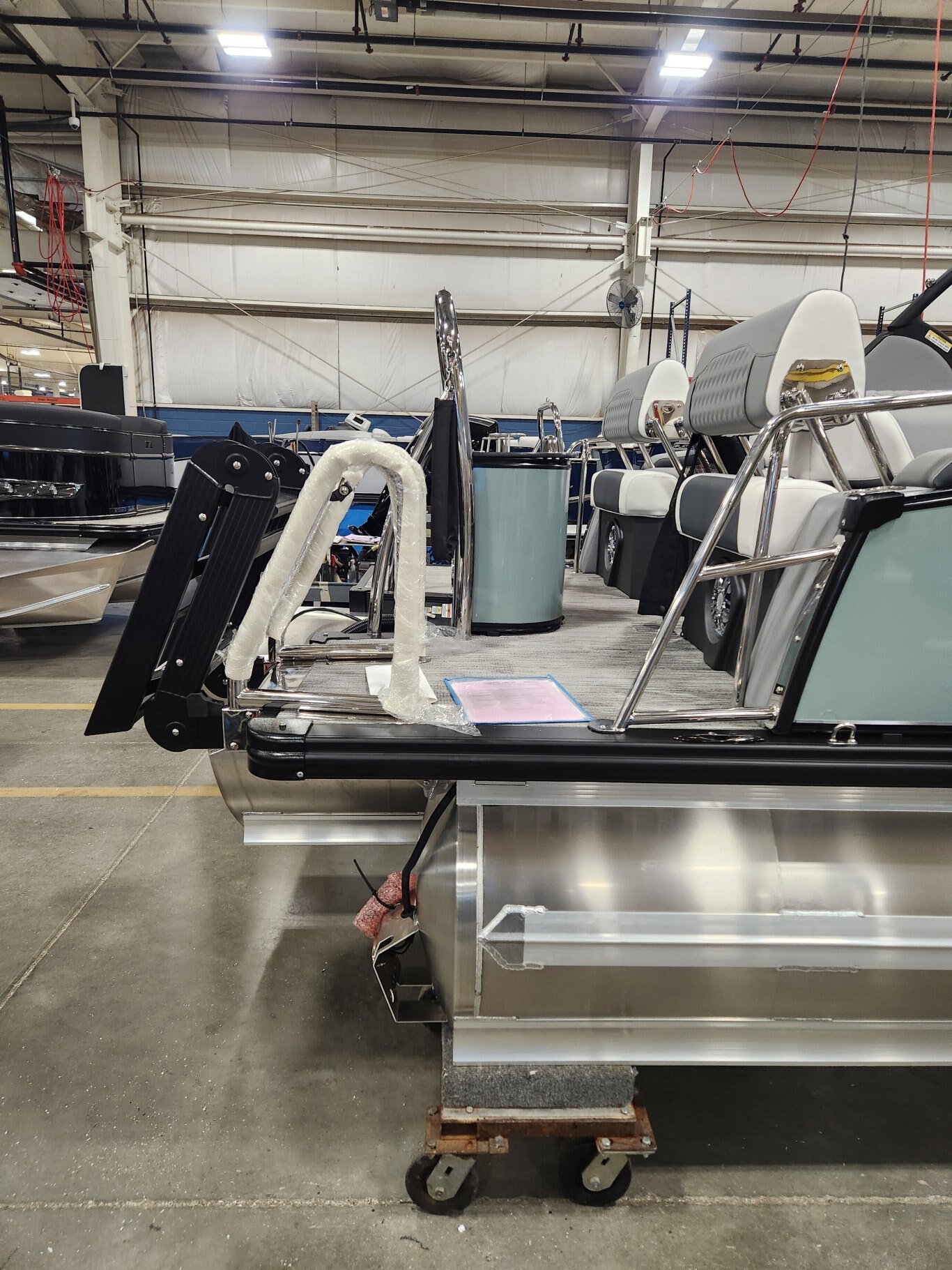 2026 Avalon Catalina 23' Quad Lounger – Shift Windshield | Koolfab Charcoal | Platinum Edition