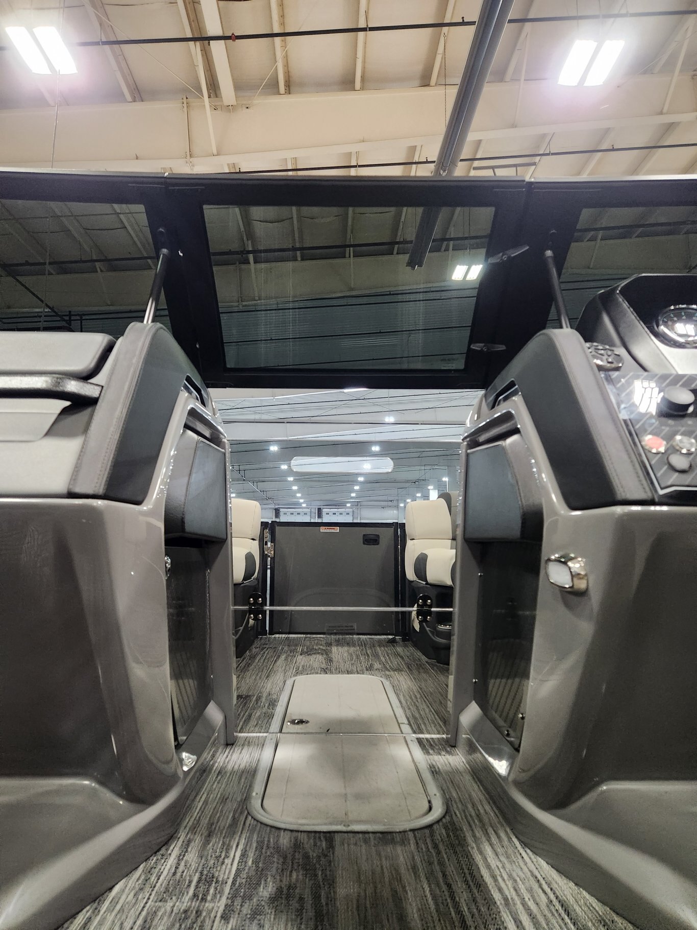 2026 Avalon Catalina 23' Quad Lounger – Shift Windshield | Koolfab Charcoal | Platinum Edition