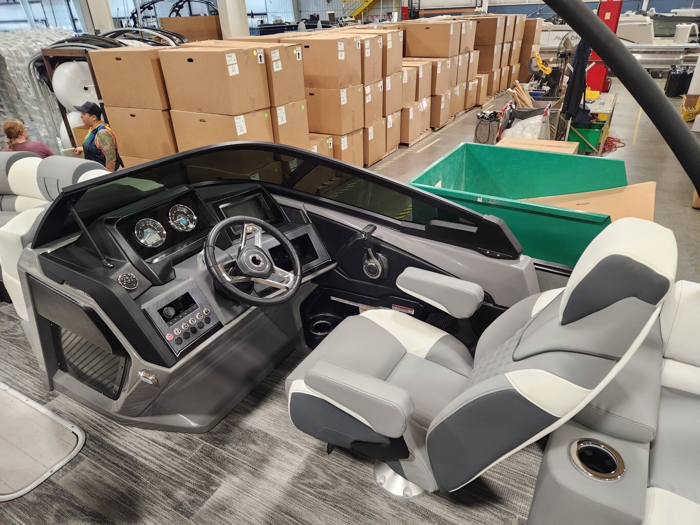 2026 Avalon Catalina 23' Quad Lounger – Shift Windshield | Koolfab Charcoal | Platinum Edition