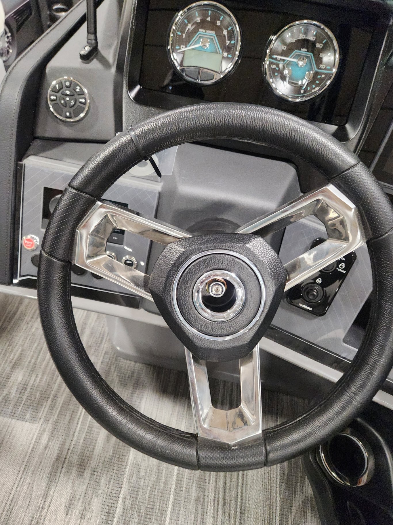 2026 Avalon Catalina 23' Quad Lounger – Shift Windshield | Koolfab Charcoal | Platinum Edition