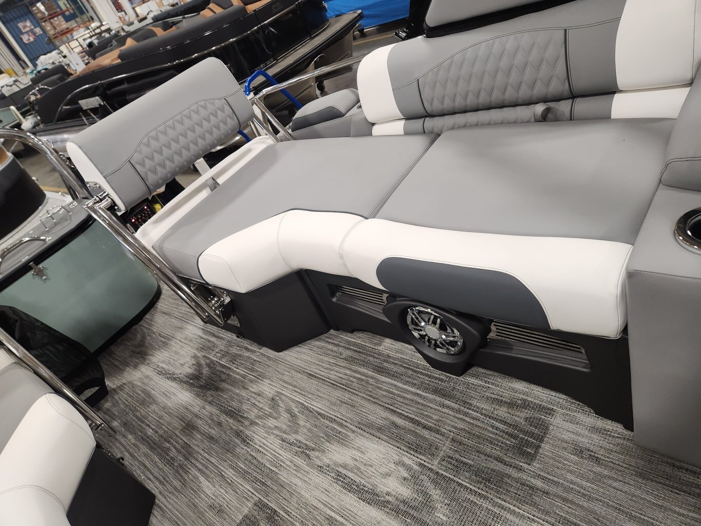 2026 Avalon Catalina 23' Quad Lounger – Shift Windshield | Koolfab Charcoal | Platinum Edition