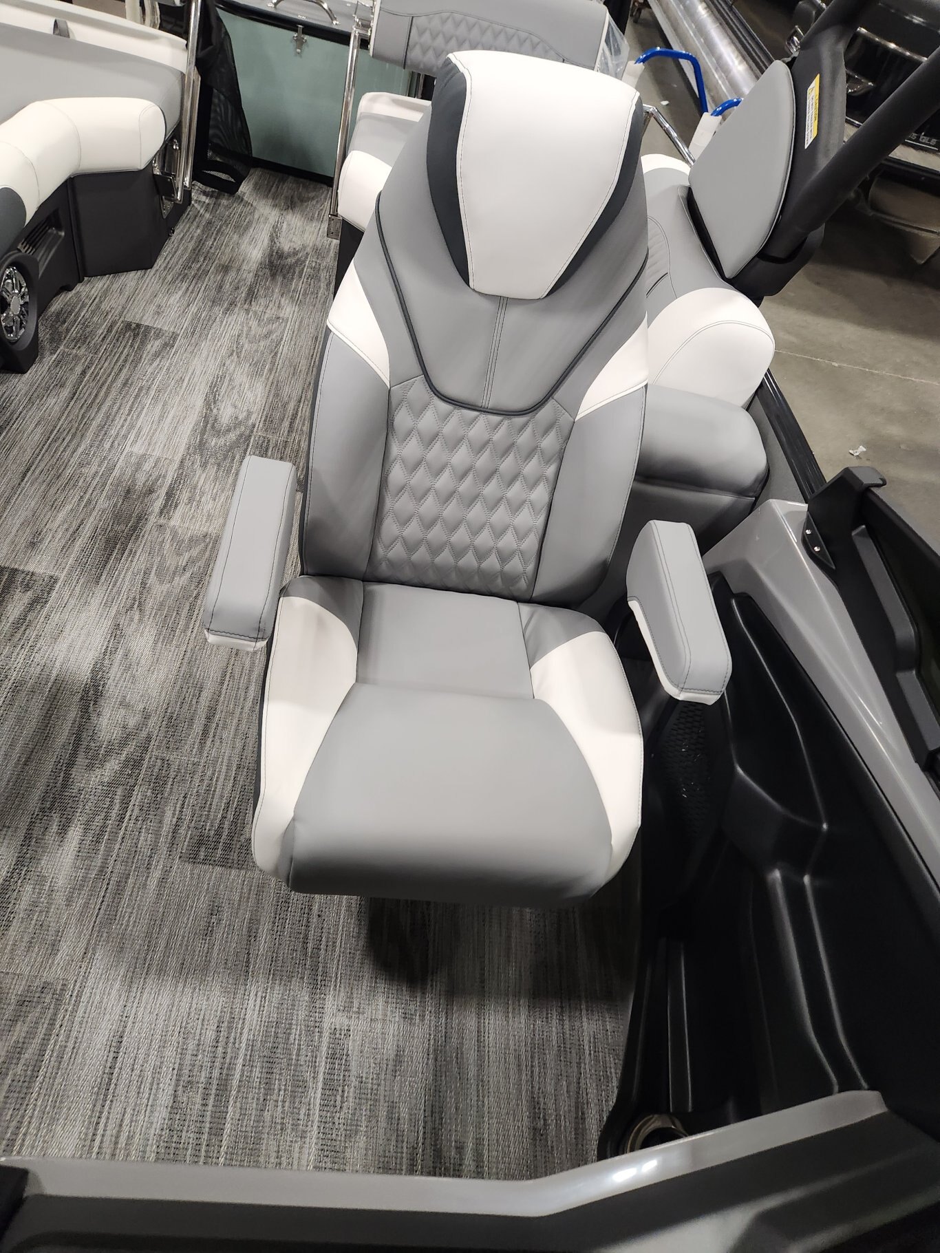2026 Avalon Catalina 23' Quad Lounger – Shift Windshield | Koolfab Charcoal | Platinum Edition