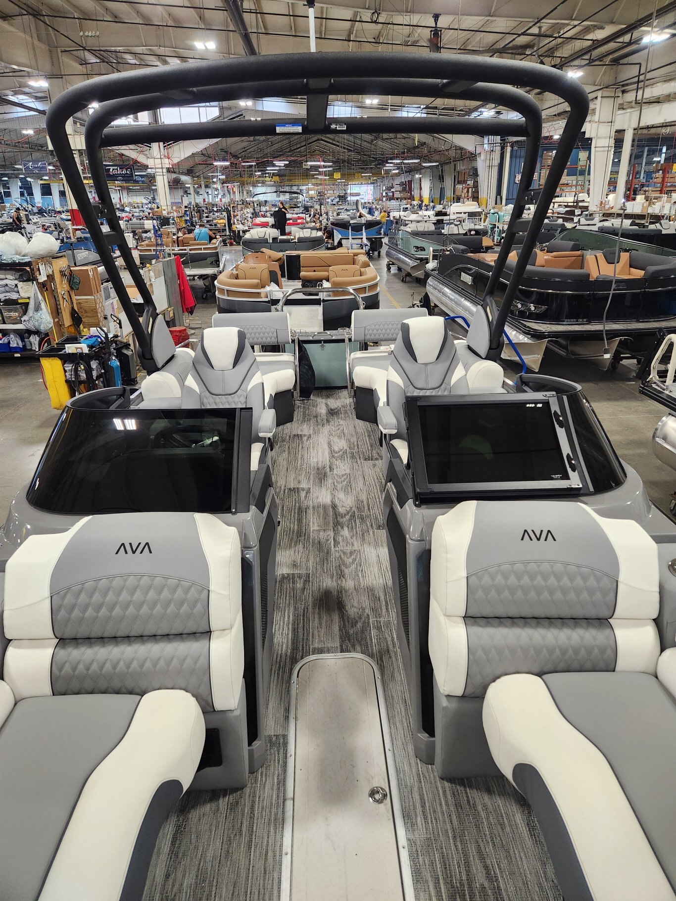 2026 Avalon Catalina 23' Quad Lounger – Shift Windshield | Koolfab Charcoal | Platinum Edition