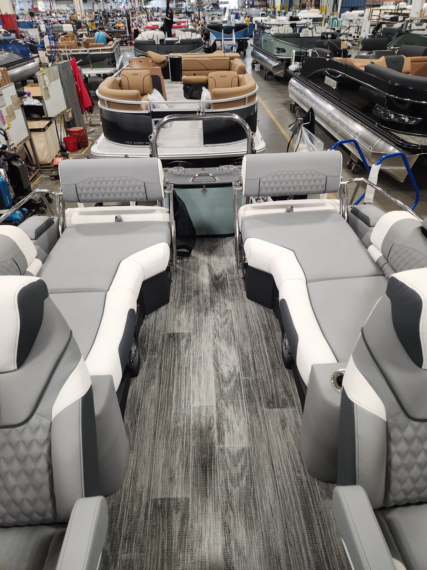 2026 Avalon Catalina 23' Quad Lounger – Shift Windshield | Koolfab Charcoal | Platinum Edition