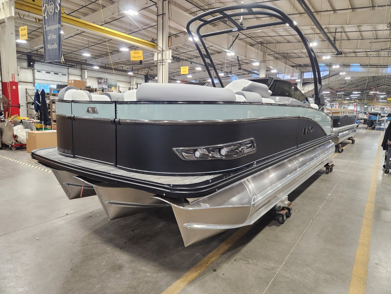 2026 Avalon Catalina 23' Quad Lounger – Shift Windshield | Koolfab Charcoal | Platinum Edition