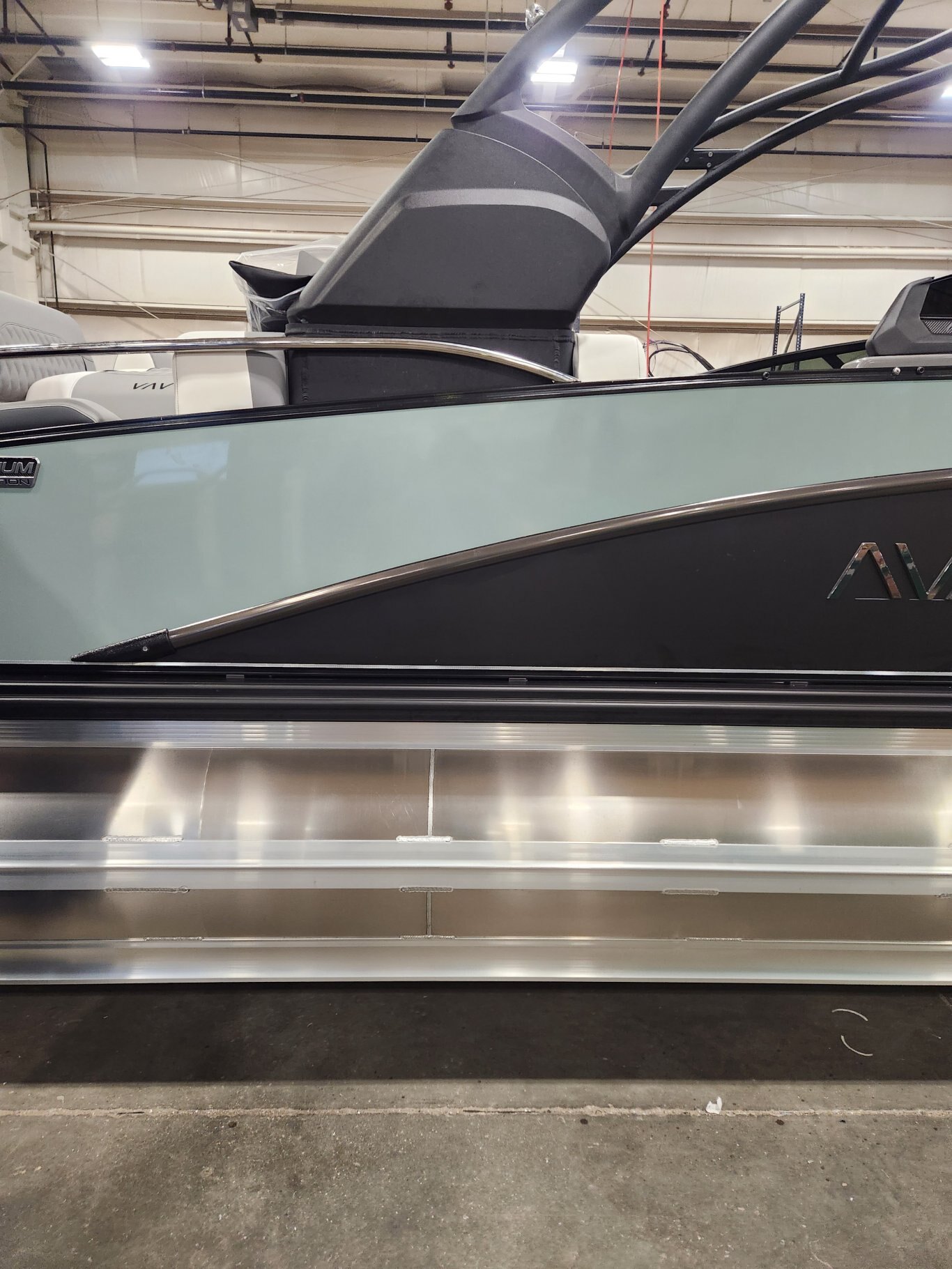 2026 Avalon Catalina 23' Quad Lounger – Shift Windshield | Koolfab Charcoal | Platinum Edition