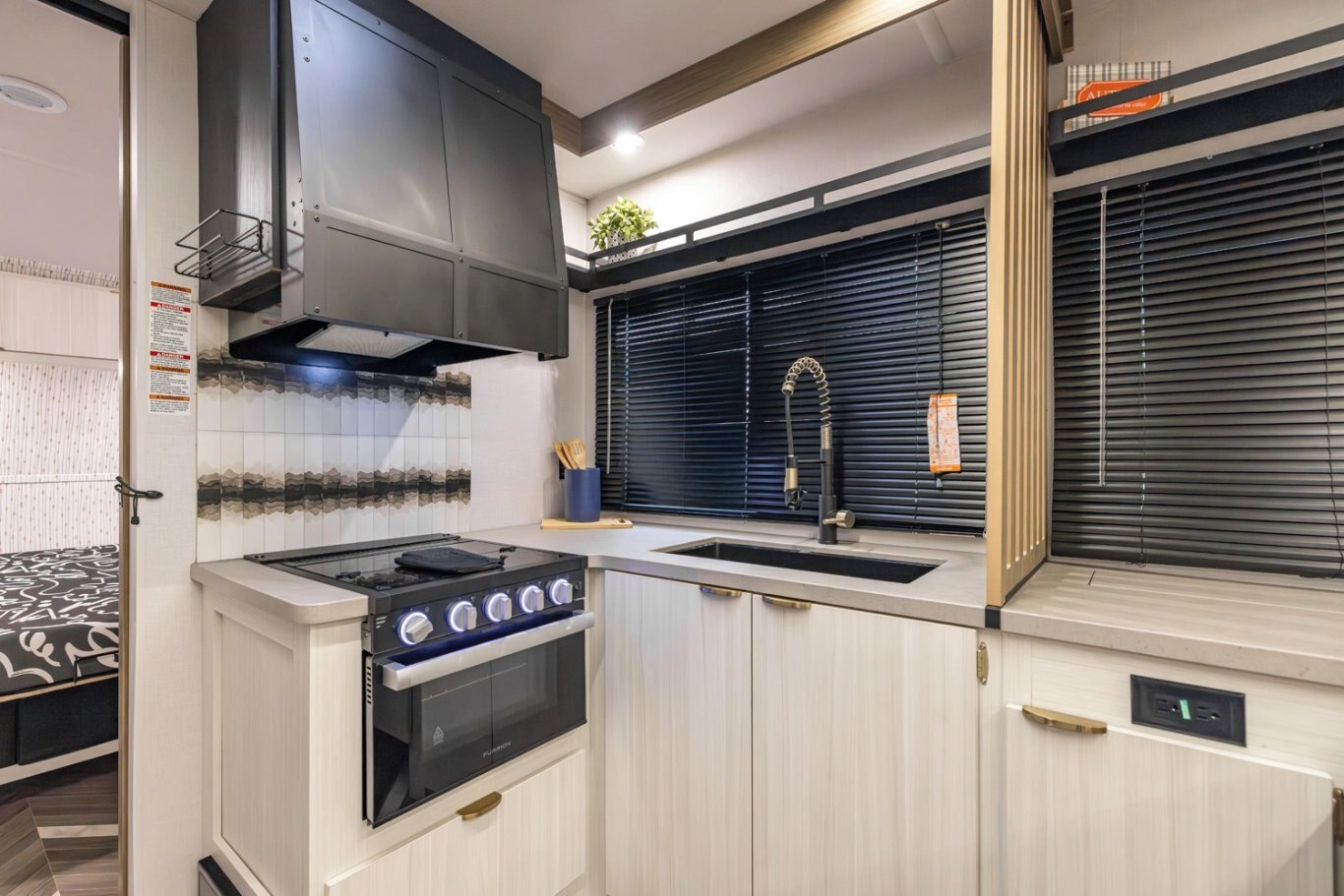 2026 Ozark 25CP (Couple’s Paradise) ASCENT FIBERGLASS UPGRADE