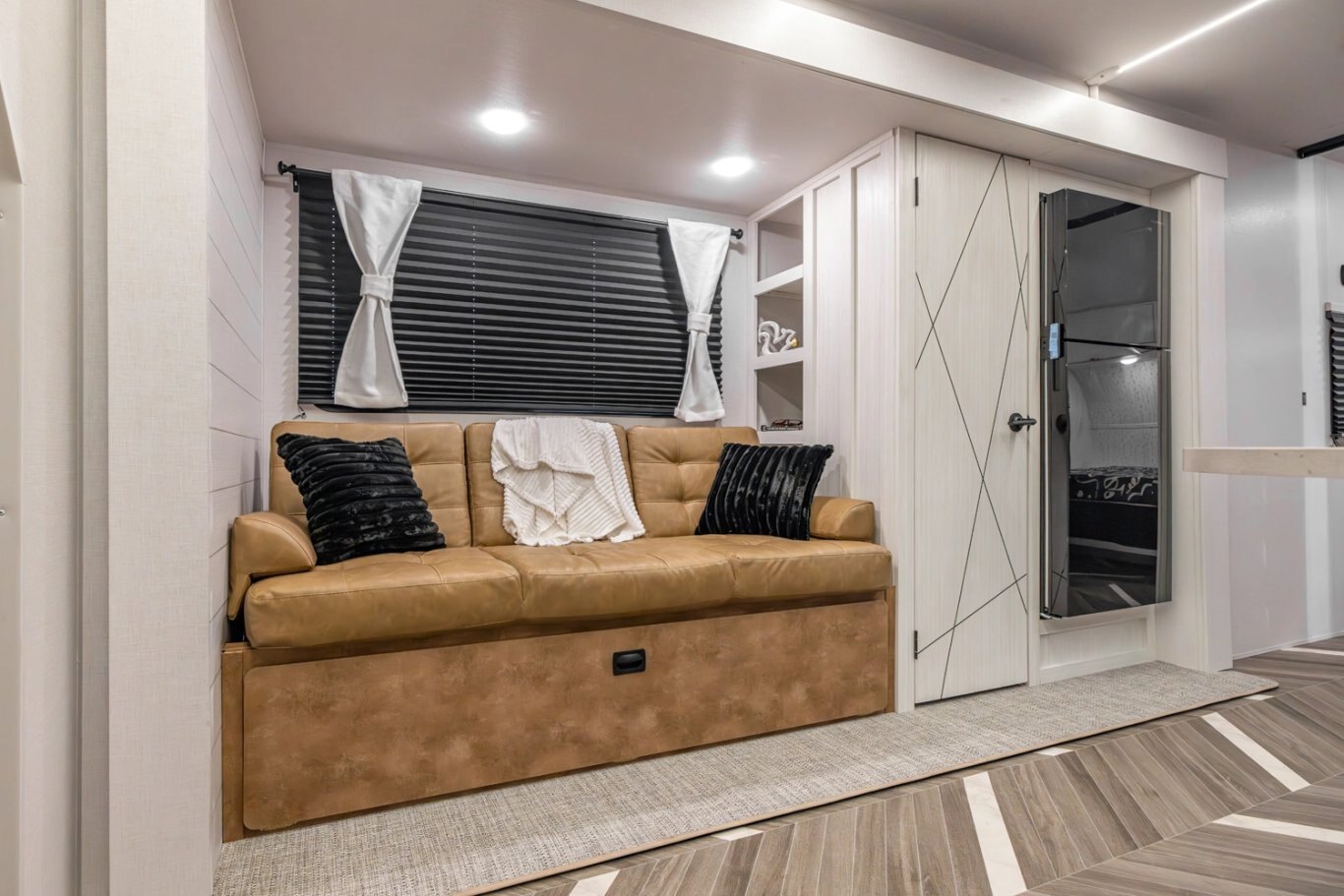 2026 Ozark 25CP (Couple’s Paradise) ASCENT FIBERGLASS UPGRADE