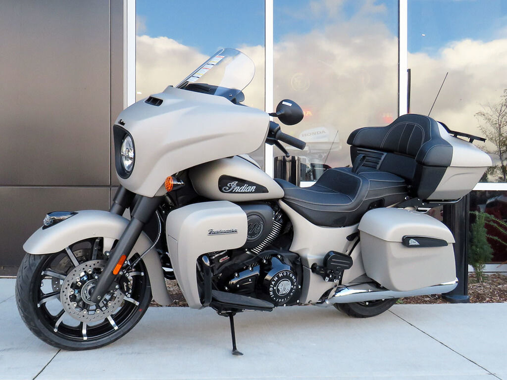 2022 Indian Motorcycle Roadmaster Dark Horse Silver Quartz Smoke