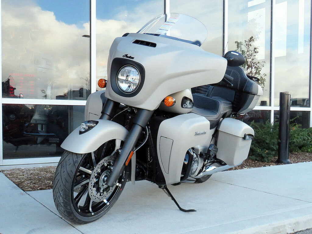 2022 Indian Motorcycle Roadmaster Dark Horse Silver Quartz Smoke