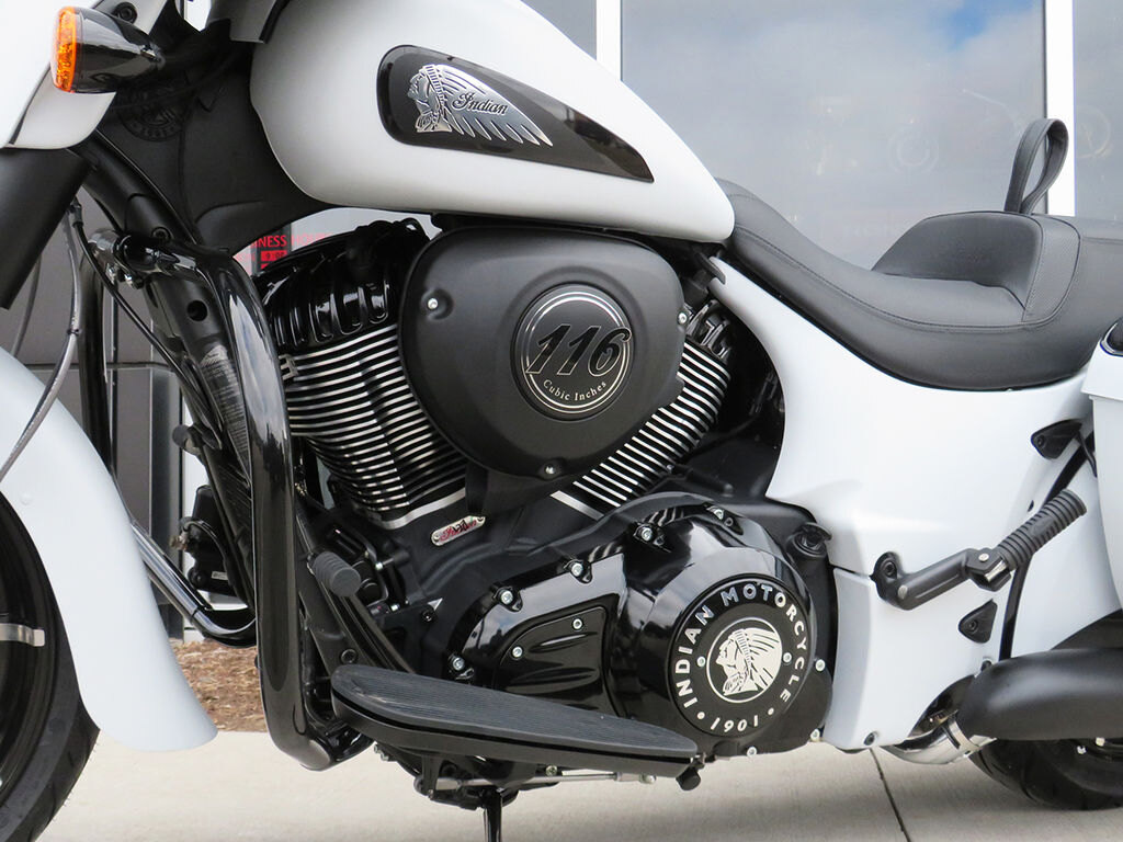 2024 Indian Motorcycle Chieftain Dark Horse w/Powerband Audio Pkg Ghost White Metallic Smoke wit