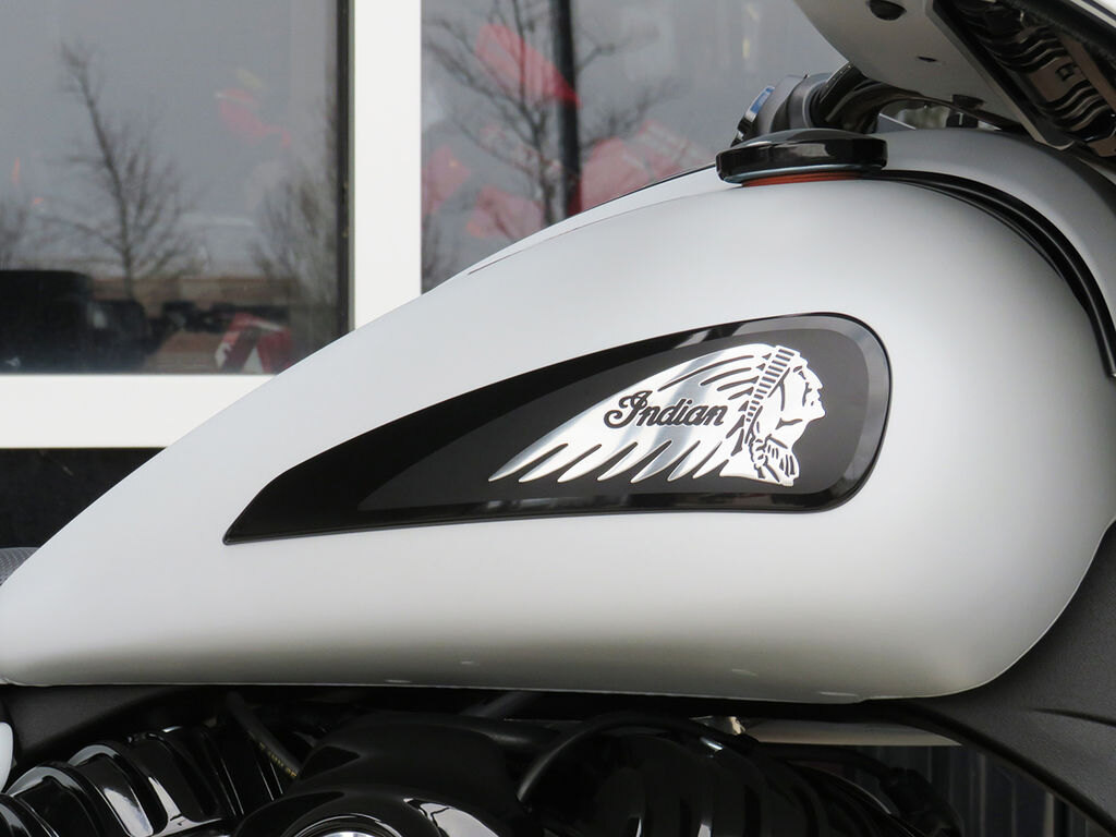 2024 Indian Motorcycle Chieftain Dark Horse w/Powerband Audio Pkg Ghost White Metallic Smoke wit