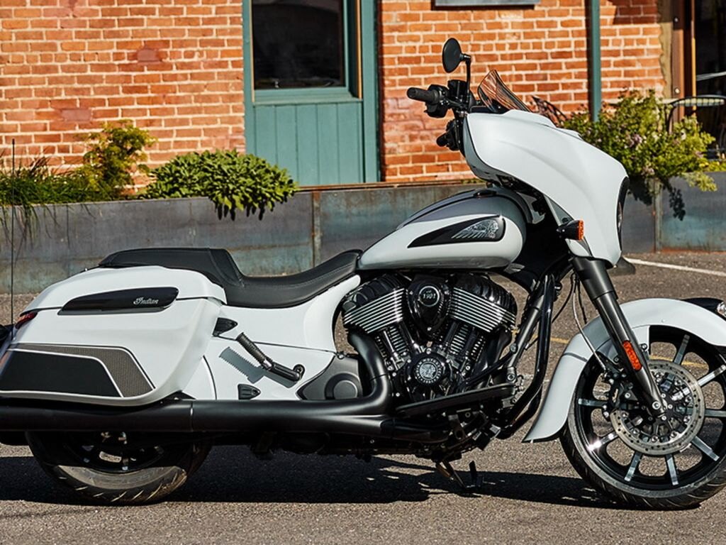 2024 Indian Motorcycle Chieftain Dark Horse w/Powerband Audio Pkg Ghost White Metallic Smoke wit