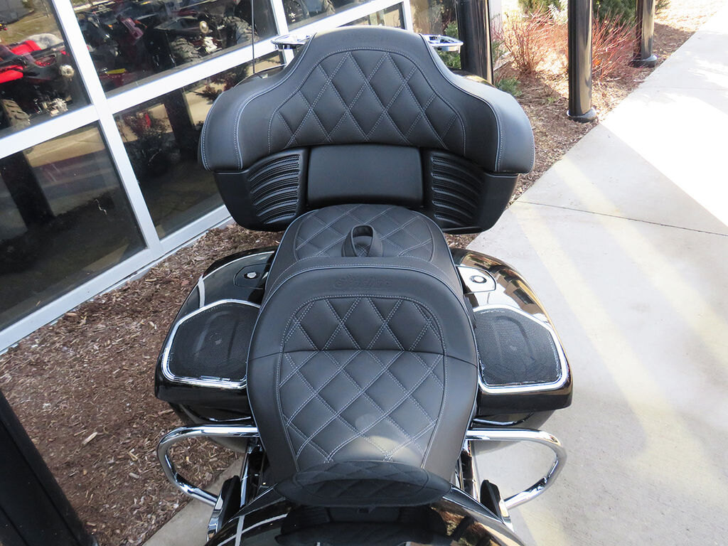 2024 Indian Motorcycle Pursuit Limited with PowerBand Audio Package Black Metallic