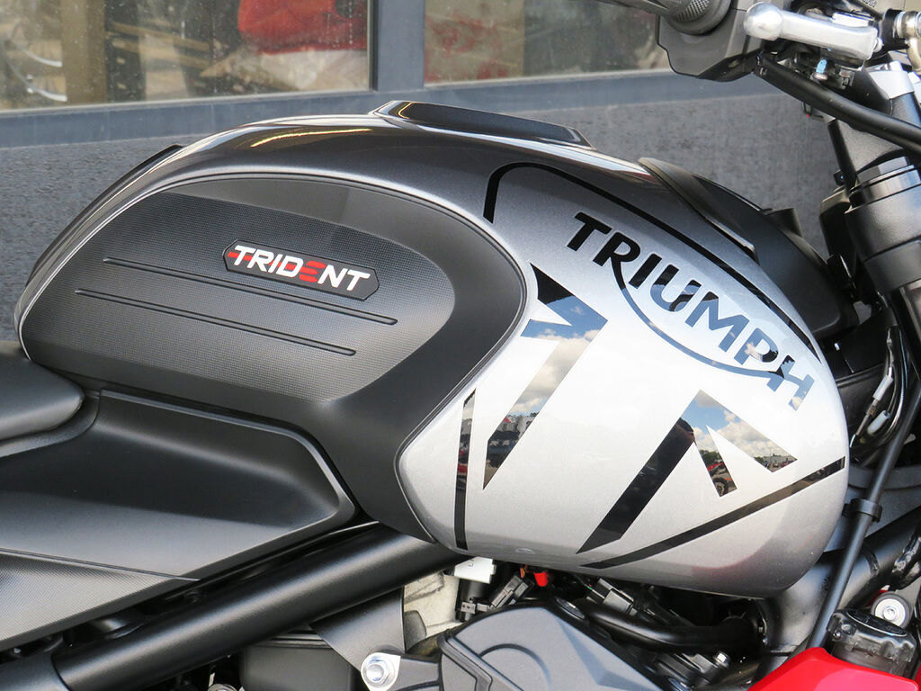 2022 Triumph Trident 660 Silver Ice Diablo Red