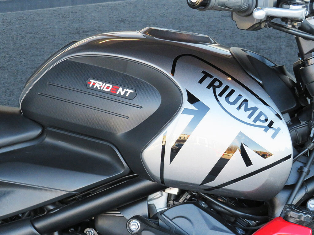 2023 Triumph Trident 660 Silver Ice Diablo Red