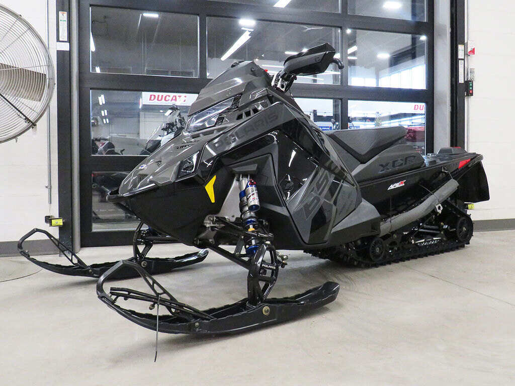 2025 Polaris 650 Indy XCR 136 Shadow Gray / Gloss Black