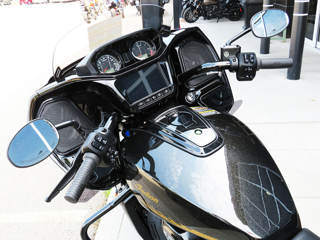 2026 Indian Motorcycle Challenger Dark Horse 112 w/PowerBand Audio Black Crystal w/Black Metalli