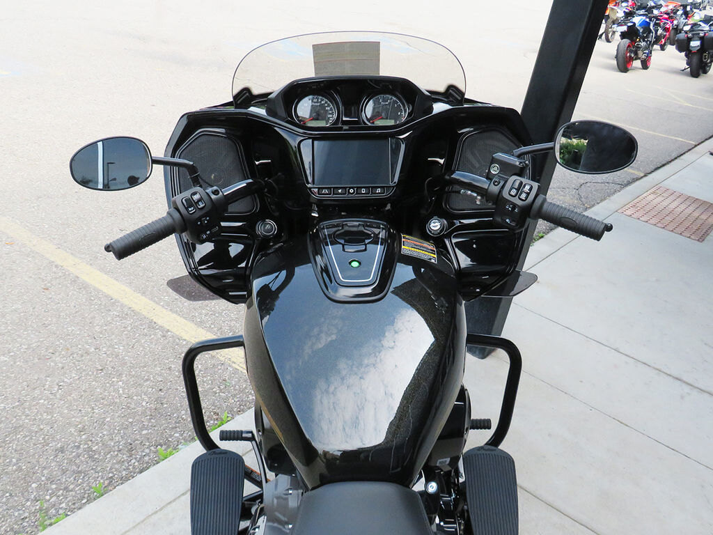 2026 Indian Motorcycle Challenger Dark Horse 112 w/PowerBand Audio Black Crystal w/Black Metalli