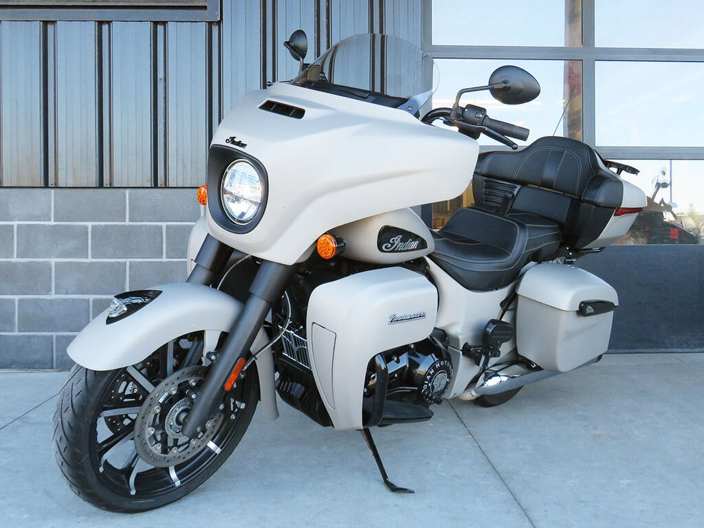 2022 Indian Motorcycle Roadmaster Dark Horse Silver Quartz Smoke