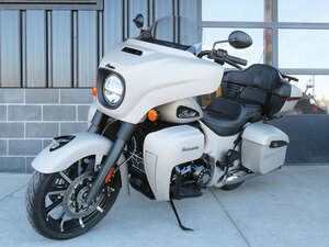2022 Indian Motorcycle Roadmaster Dark Horse Silver Quartz Smoke
