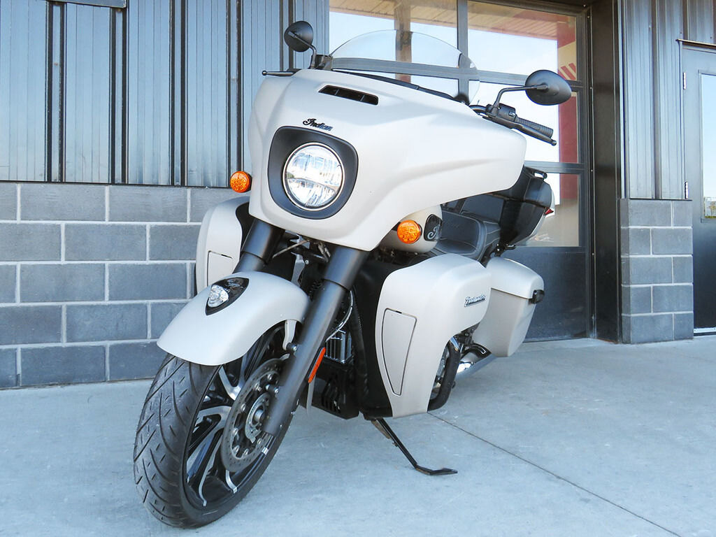 2022 Indian Motorcycle Roadmaster Dark Horse Silver Quartz Smoke
