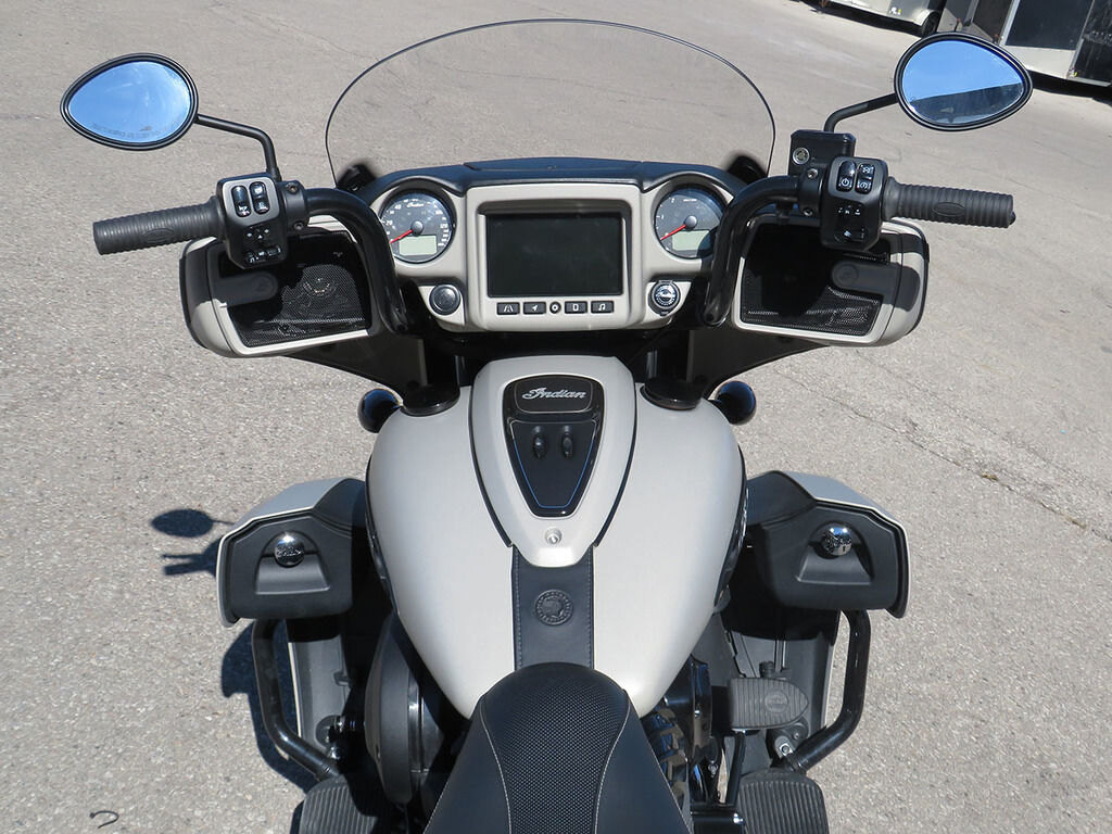 2022 Indian Motorcycle Roadmaster Dark Horse Silver Quartz Smoke