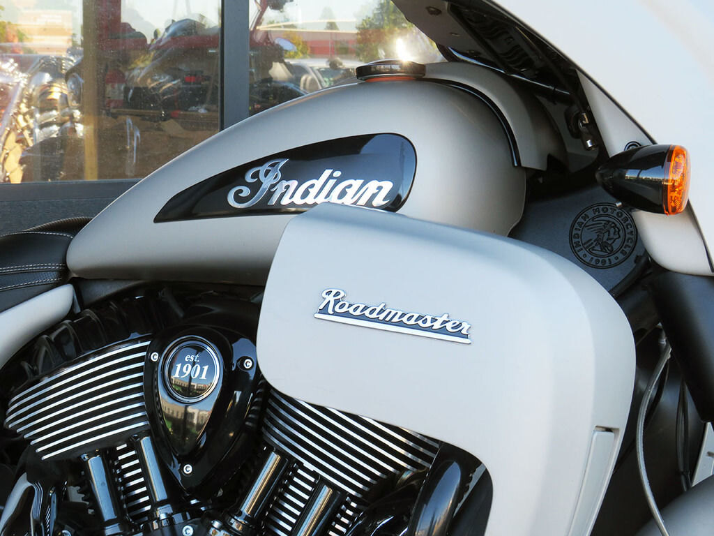 2022 Indian Motorcycle Roadmaster Dark Horse Silver Quartz Smoke