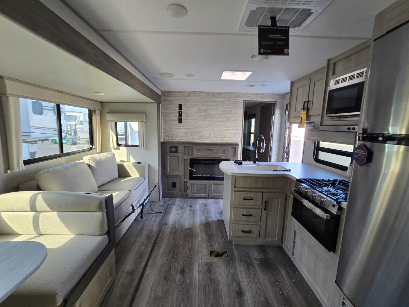 2025 Coachmen Catalina Legacy Edition 343BHTS