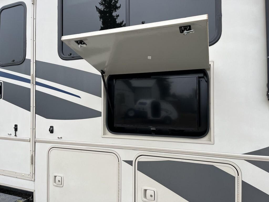 2018 Winnebago Sunstar 27PE