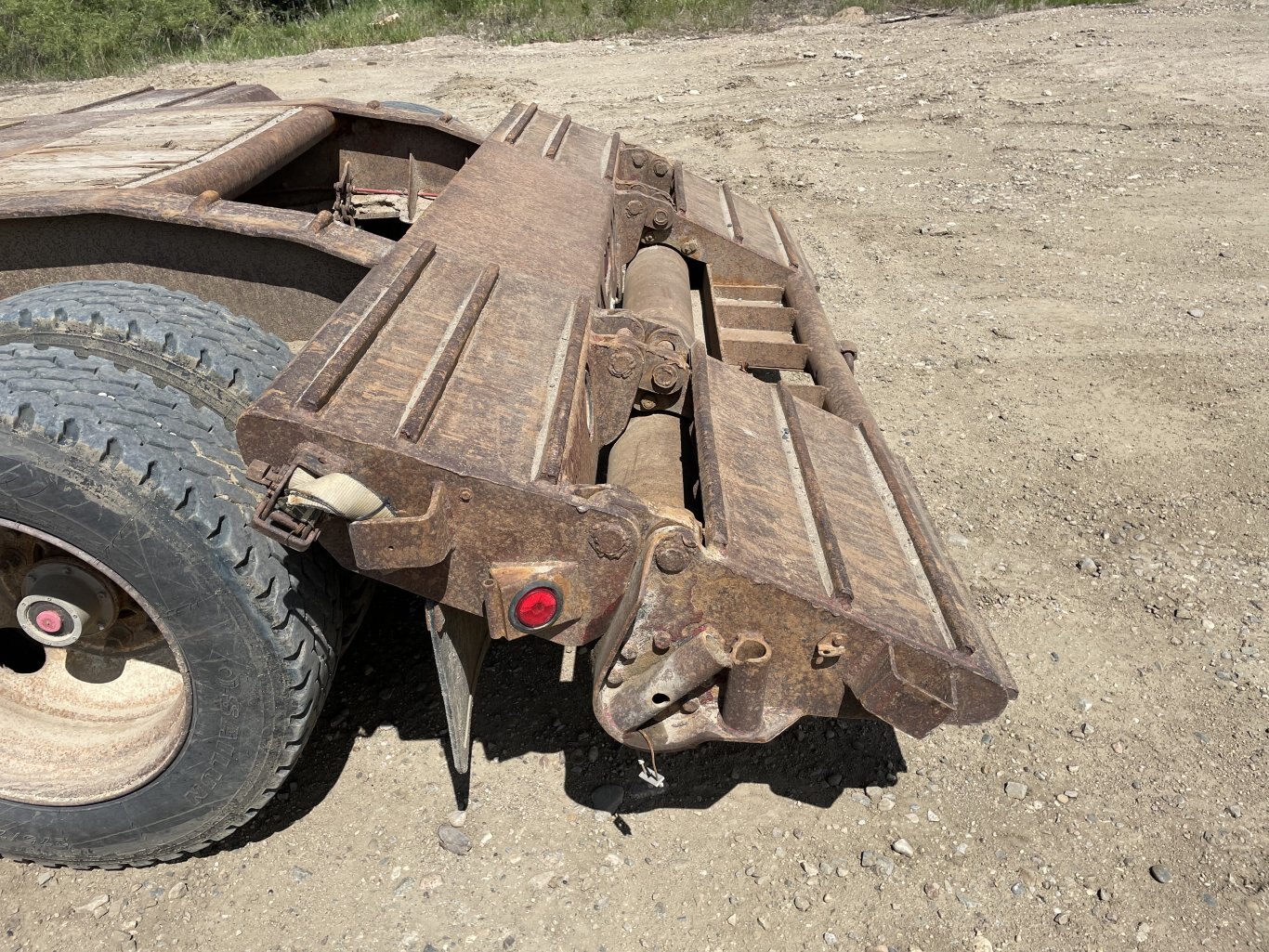 2002 Altek Tridem Scissorneck Lowboy Trailer