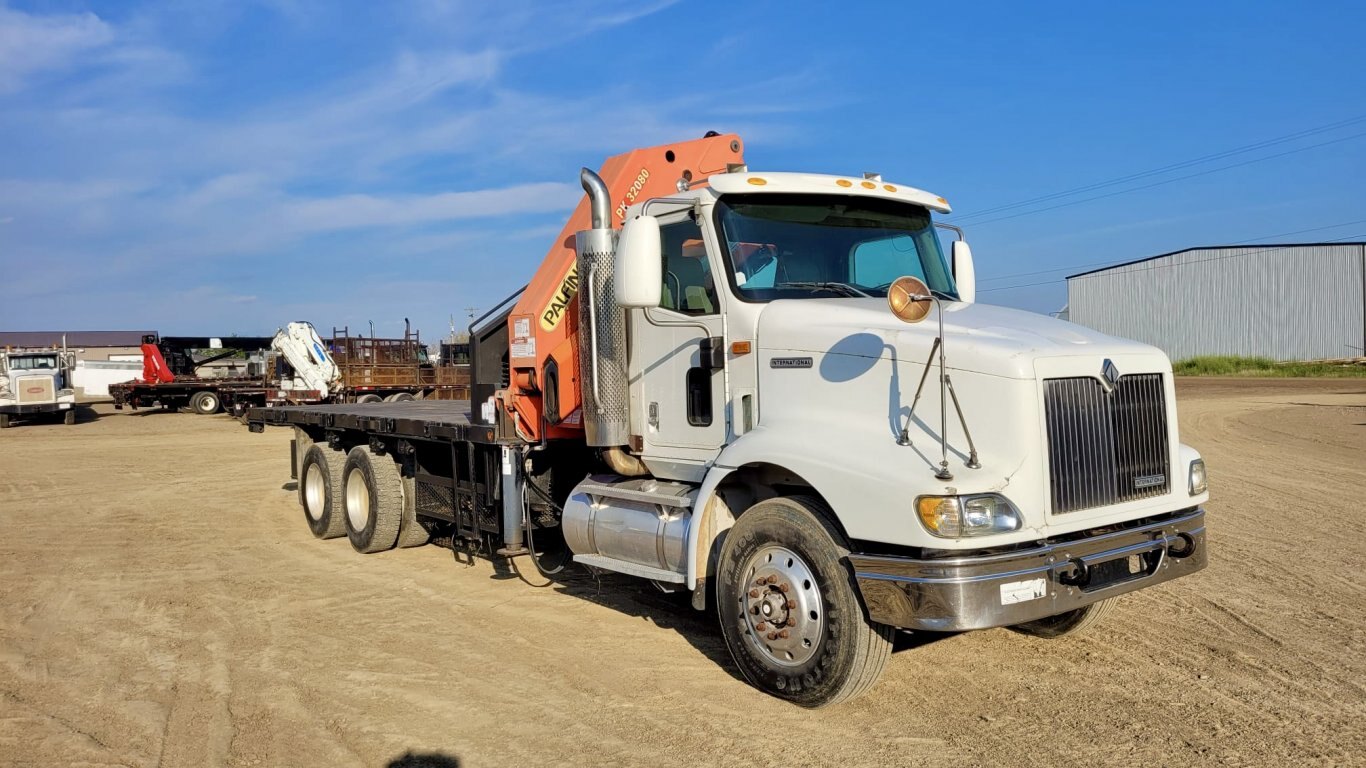 2001 International 9200i T/A Knuckle Picker Boom Flatbed Truck