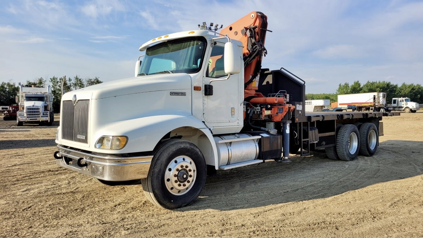 2001 International 9200i T/A Knuckle Picker Boom Flatbed Truck