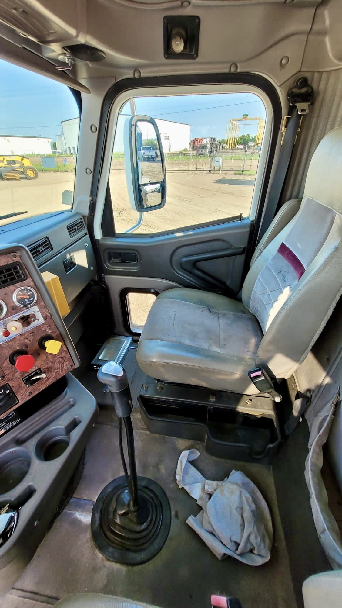 2001 International 9200i T/A Knuckle Picker Boom Flatbed Truck