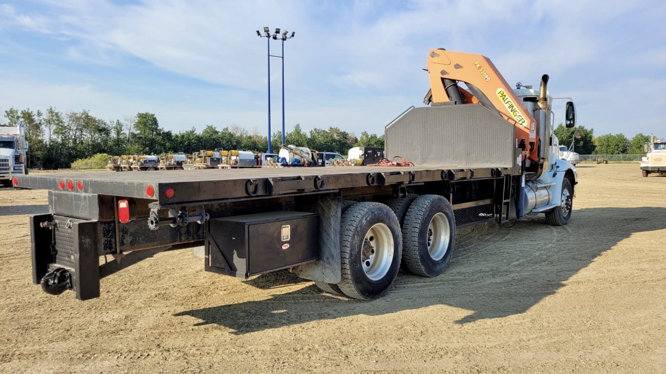 2001 International 9200i T/A Knuckle Picker Boom Flatbed Truck