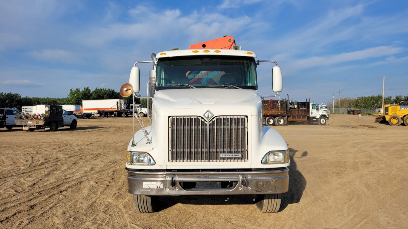 2001 International 9200i T/A Knuckle Picker Boom Flatbed Truck