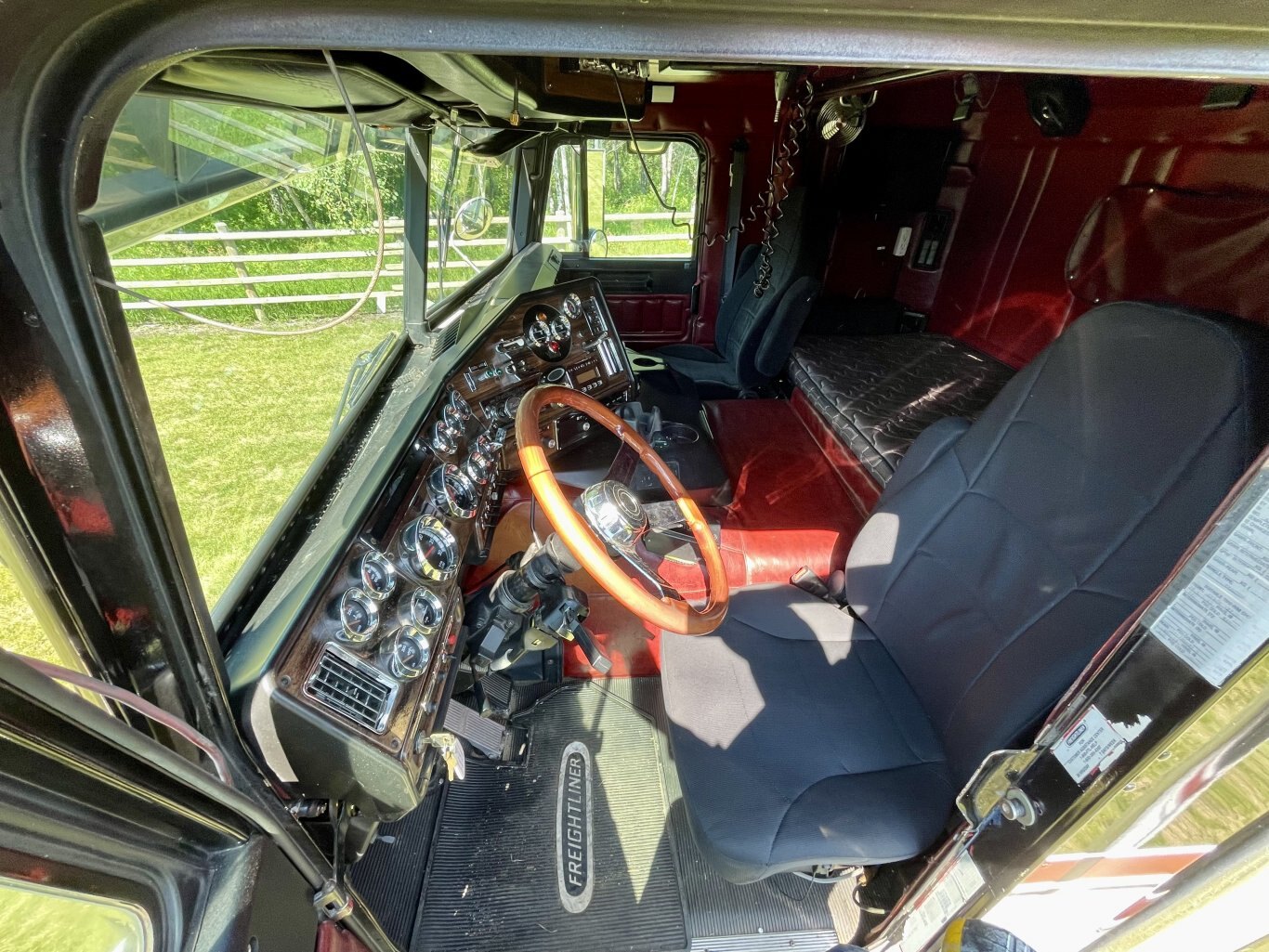 1997 Freightliner FLB S/A Cabover Truck Tractor w/Garage