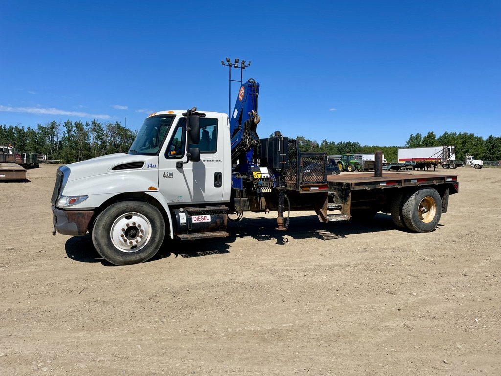 2002 International 4300 S/A Knuckle Picker Flatbed Truck