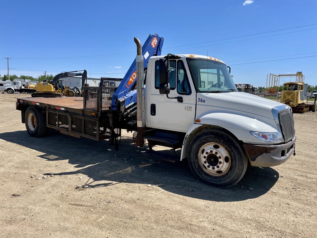 2002 International 4300 S/A Knuckle Picker Flatbed Truck