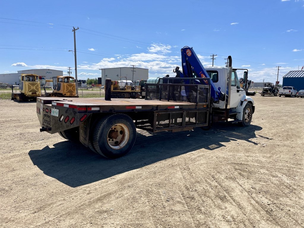 2002 International 4300 S/A Knuckle Picker Flatbed Truck