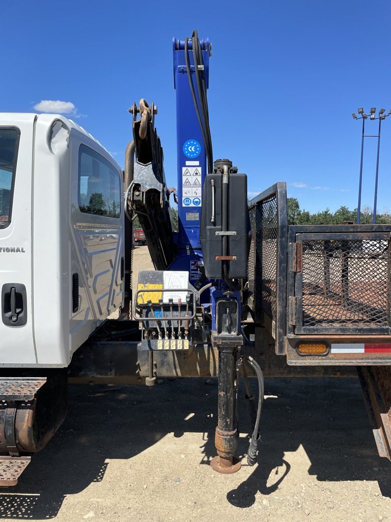 2002 International 4300 S/A Knuckle Picker Flatbed Truck